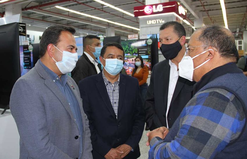 Viceministro de Desarrollo Empresarial, Jorge Enrique González, en la primera jornada del día sin IVA en Pasto