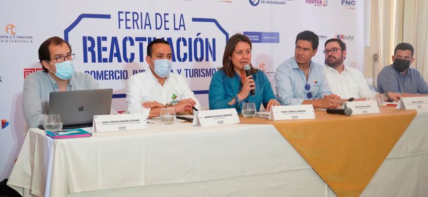 Funcionarios del Gobierno durante la Feria de Reactivación en Santander, presentando la nueva línea Bancóldex.