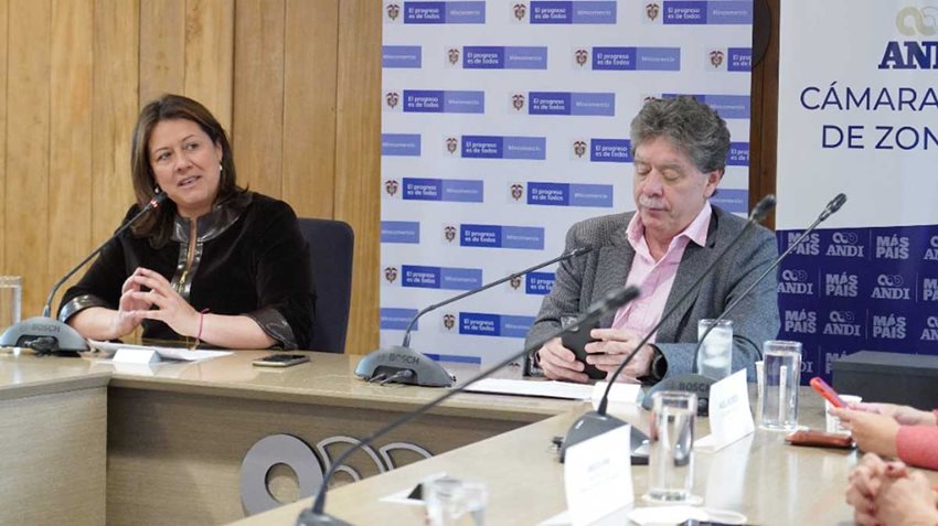 Ministra Lombana junto al presidente de la ANDI, Bruce Mac Master, presentando la plataforma de zonas francas.