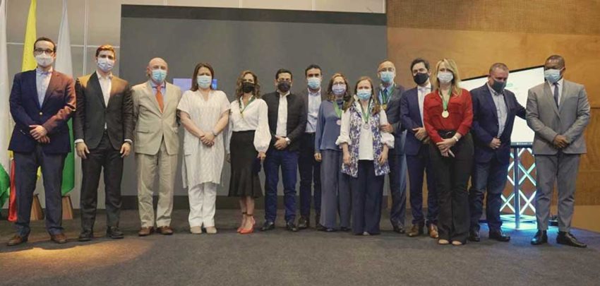 Funcionarios del Mincomercio y del sector turismo durante la entrega de la Medalla al Mérito Turístico 2021.