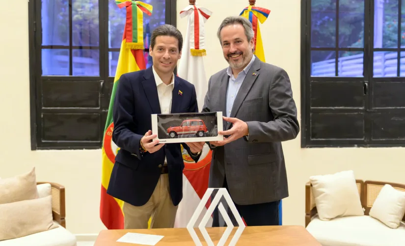 Ministro Mauricio Gómez sosteniendo un carro de juguete para la foto con Juan Vélez, presidente de Renault. - Gobierno De La Espriella y Renault-Sofasa avanzan en inversión estratégica de hasta US$150 millones para fabricar un nuevo vehículo en Colombia y ampliar exportaciones
