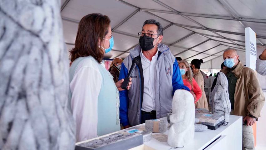 Ministra Ximena Lombana entrevistando a emprendedor colombiano durante la Feria de Reactivación en Zipaquirá.