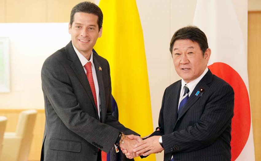 Ministro Mauricio Gómez dándose la mano con el ministro japonés Toshimitsu Motegi, mientras les toman una foto