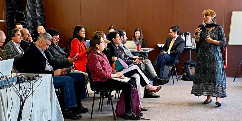 Viceministra Soraya Caro hablando a las personas sentadas en sillas.