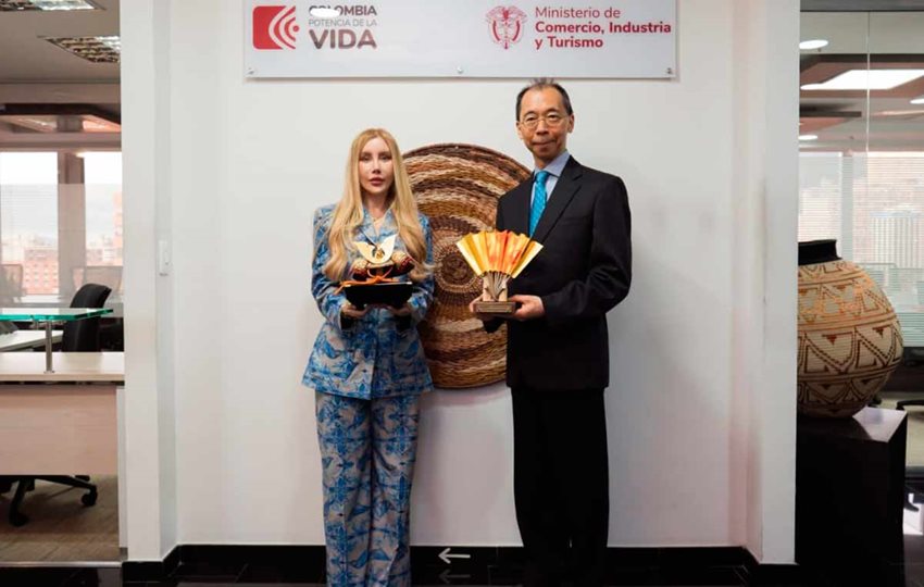 Descripción: Ministra Diana Morales, junto al embajador de Japón en Colombia, recibiendo un galardón.