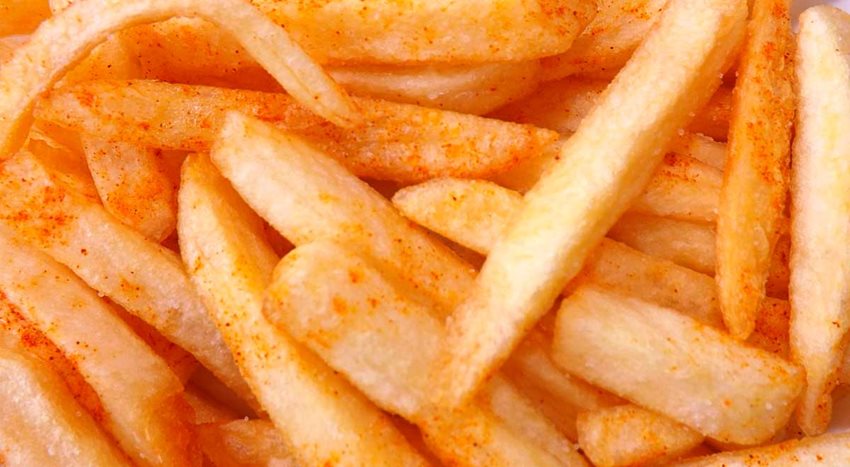 Fotografía de papas fritas, cortadas en palitos.