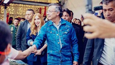 Presidente Gustavo Petro, junto a la ministra Diana Morales, dándole la mano a la gente para saludarla. - Gobierno del presidente Gustavo Petro pondrá en marcha el primer gran decreto de aranceles inteligentes para fortalecer la producción nacional
