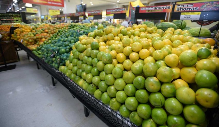 Naranjas expuestas en un anaquel en supermercado de cadena.