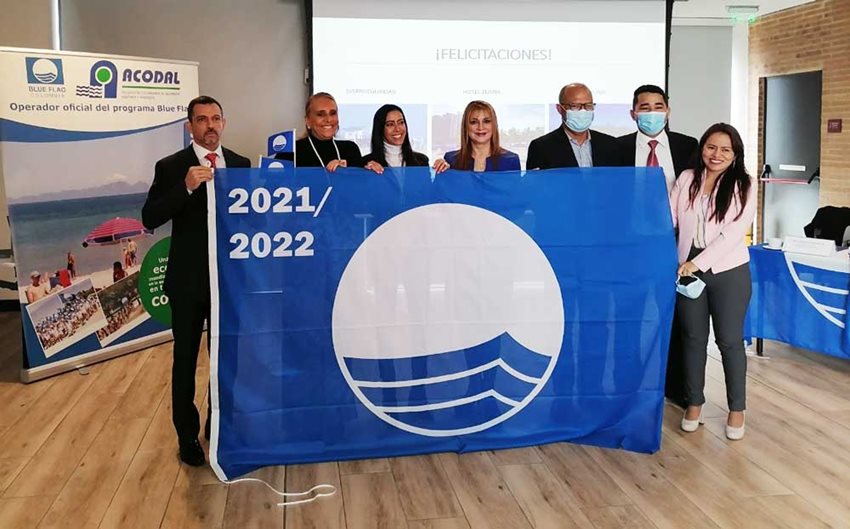 Personal de ACODAL recibiendo el distintivo Blue Flag o Bandera Azul.