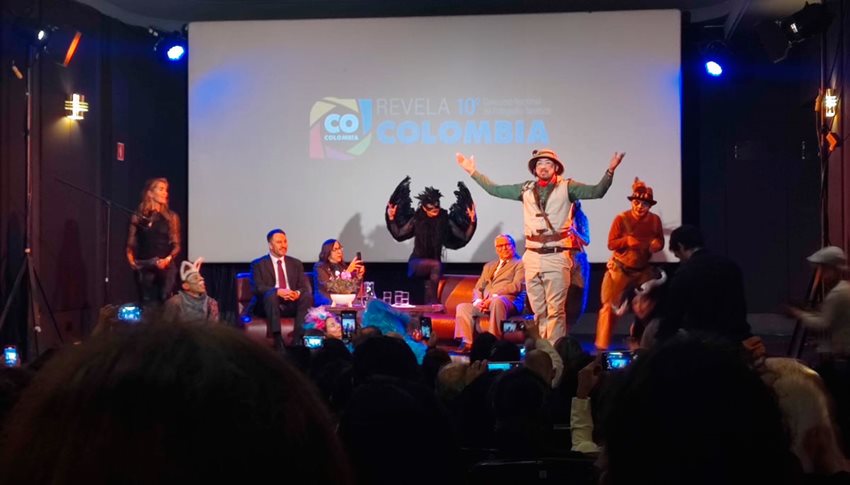 Puesta en escena de animales durante presentación del concurso Revela Colombia 2022.