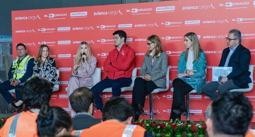Descripción: Ministra Diana Morales junto a tres mujeres y tres hombres, sentados en sillas en el escenario, hablando.