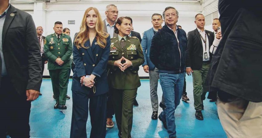 Ministra Diana Morales caminando junto al presidente Gustavo Petro, oficiales de la Policía y personas.
