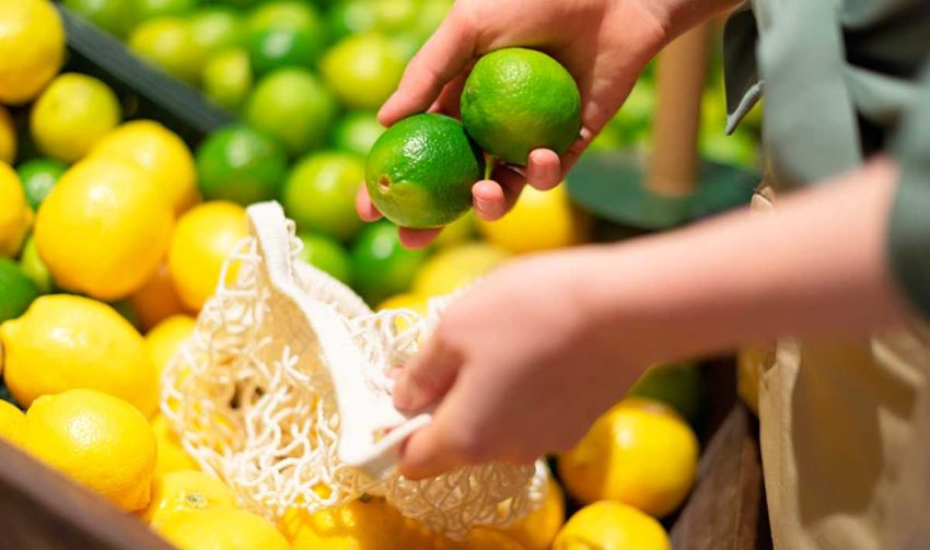 Manos agarrando limones.