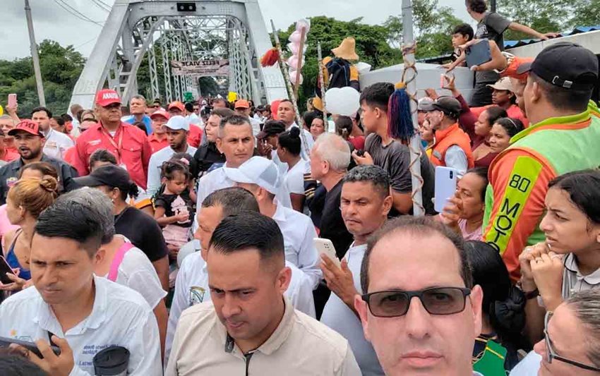 Personas aglomeradas en la entrada de puente vehicular que une a Colombia con Venezuela.
