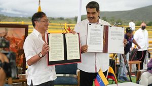 Presidente de Colombia, Gustavo Petro, y presidente de Venezuela, Nicolás Maduro, sosteniendo documentos. Entra-en-vigor-profundizacion-Acuerdo-Alcance-Parcial-con-Venezuela.jpg