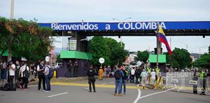 Personas paradas en el paso de la frontera entre Colombia y Venezuela. Frontera-Venezuela-Norte-de-Santander-2023.jpg