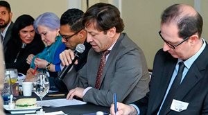 Viceministro de Comercio Exterior, Luis Felipe Quintero, hablando por micrófono. Restablecimiento-de-relaciones-con-Venezuela-impulsa-comercio-de-Colombia.jpg