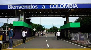 Foto de paso de frontera, en forma de peaje, con letrero de bienvenida. Se-extiende-horario-de-paso-de-carga-hacia-Venezuela-por-Norte-de-Santander.jpg