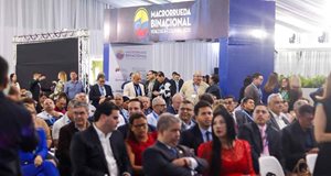 Personas sentadas en auditoria, prestando atención a la macrorrueda. Un-ano-de-relaciones-gobiernos-de-Colombia-y-Venezuela-2023.jpg