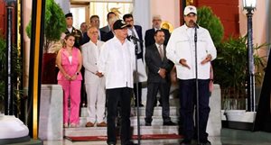 Presidentes Petro y Maduro hablando por micrófonos al público y detrás varios funcionarios de ambos Gobiernos. Visita-del-Presidente-Petro-y-del-ministro-Umana-a-Venezuela-2024.jpg