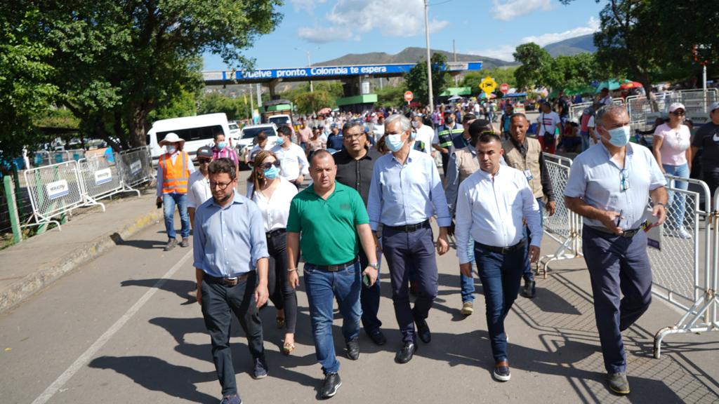 Funcionarios de los Gobiernos de Colombia y Venezuela, caminando por el puente para la apertura de frontera por Norte de Santander.