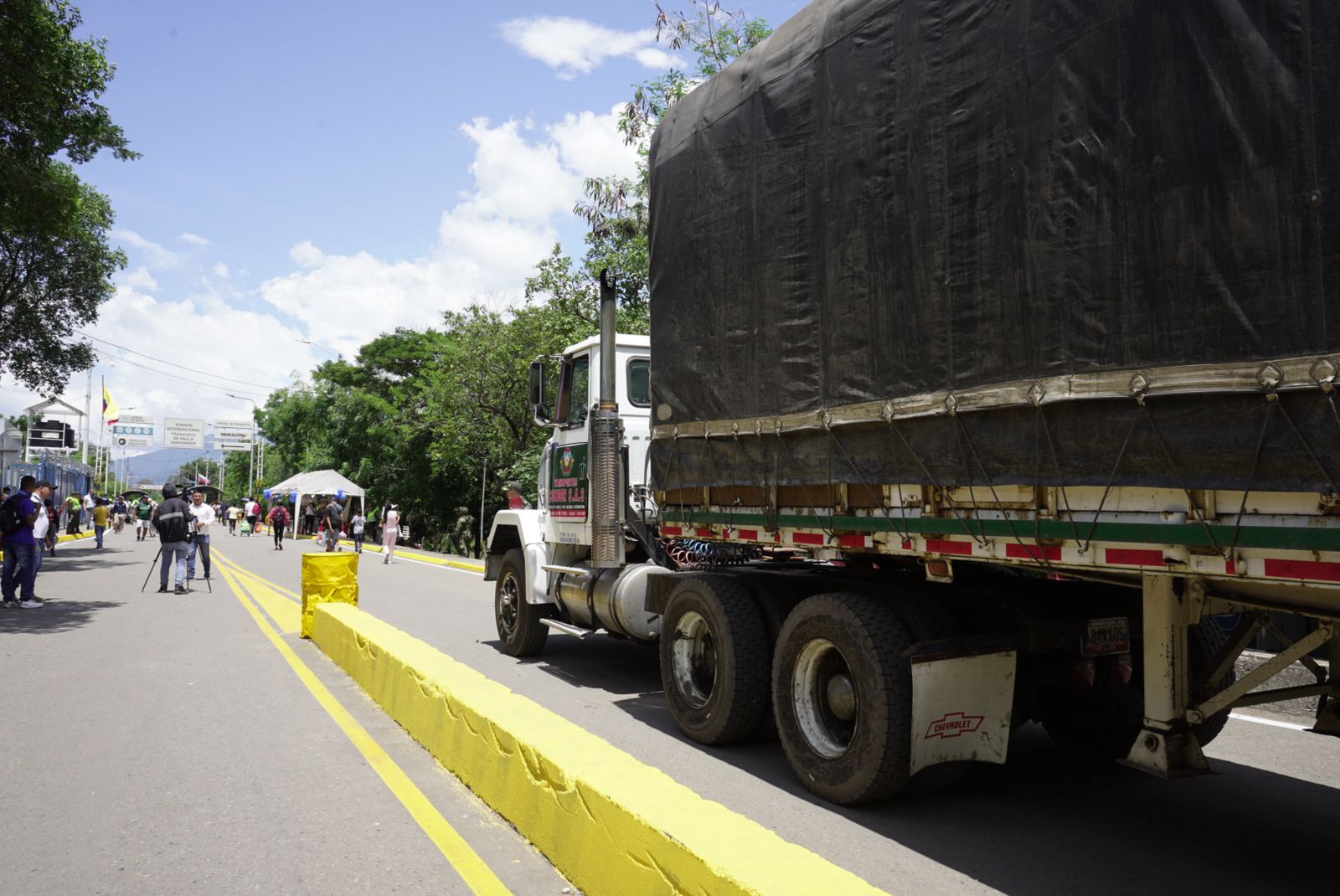 Por el Puente Internacional Francisco de Paula Santander, el primer camión que pasó fue uno colombiano cargado con vasos plásticos.